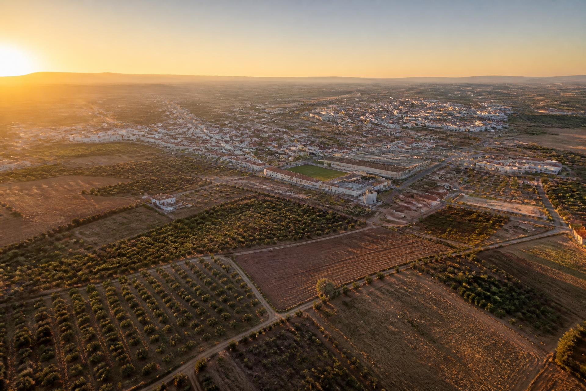 Vista aérea de terreno português ao entardecer